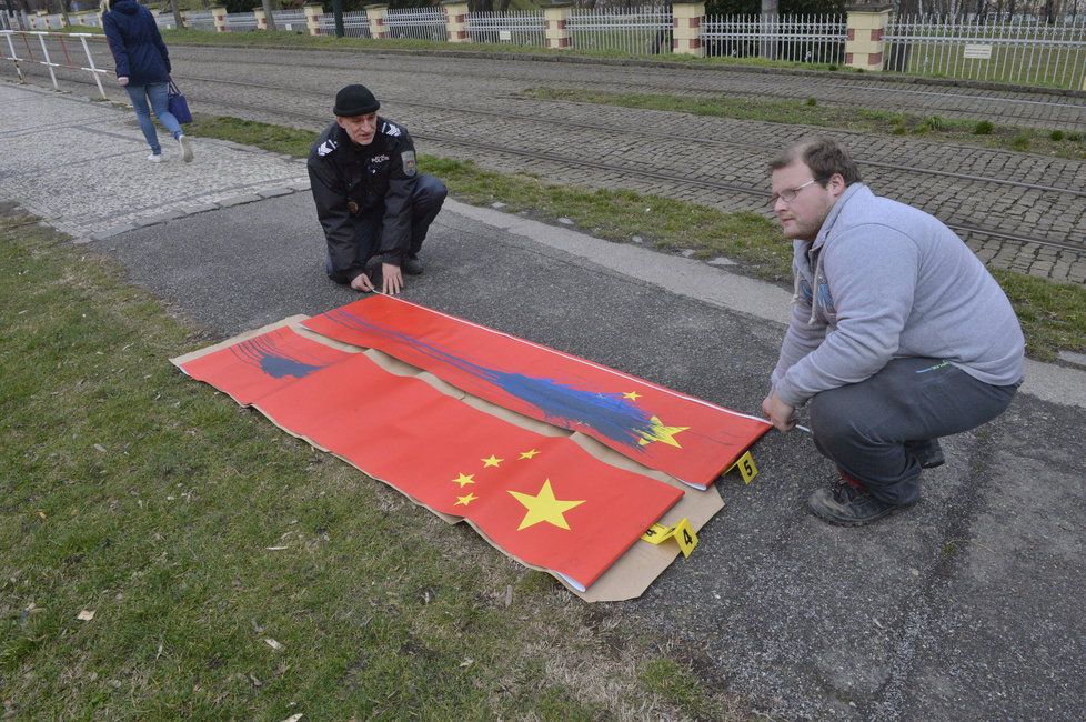 V noci na 26. března někdo tmavou barvou poškodil desítky čínských vlajek, které jsou po Praze rozmístěny v souvislosti s nadcházející návštěvou čínského prezidenta v České republice.