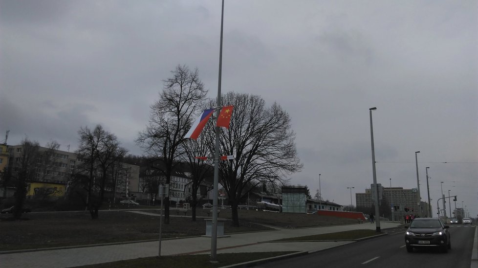 V noci na pátek muž (33) odřízl vlajku na Evropské.