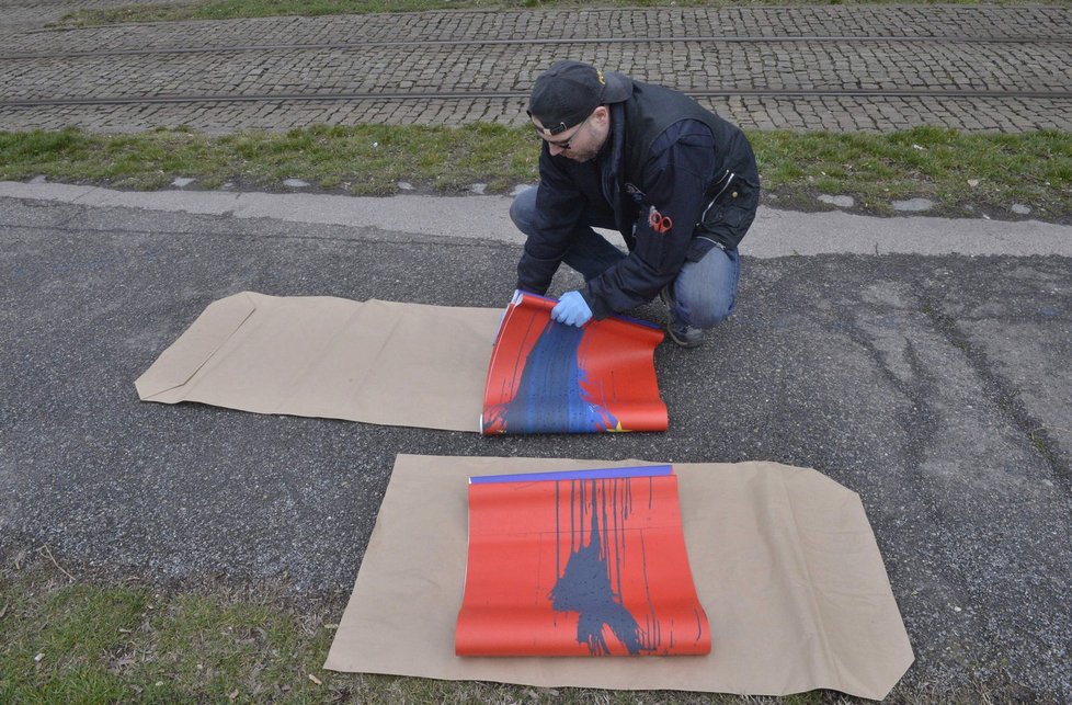 V noci na 26. března někdo tmavou barvou poškodil desítky čínských vlajek, které jsou po Praze rozmístěny v souvislosti s nadcházející návštěvou čínského prezidenta v České republice.