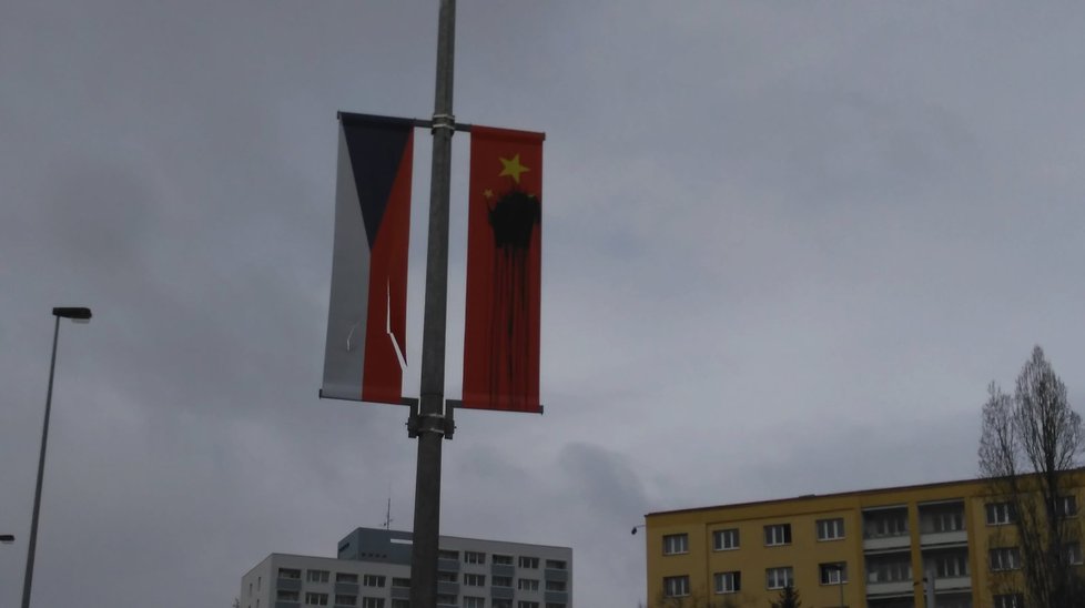 V noci z pátka na sobotu někdo postříkal tmavou barvou čínské vlajky