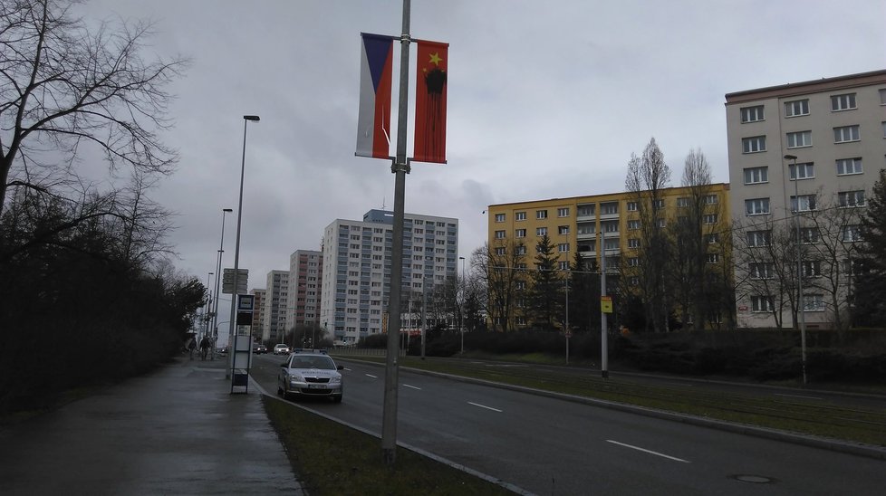 V noci z pátka na sobotu někdo postříkal tmavou barvou čínské vlajky