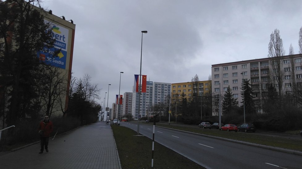 V noci z pátka na sobotu někdo postříkal tmavou barvou čínské vlajky