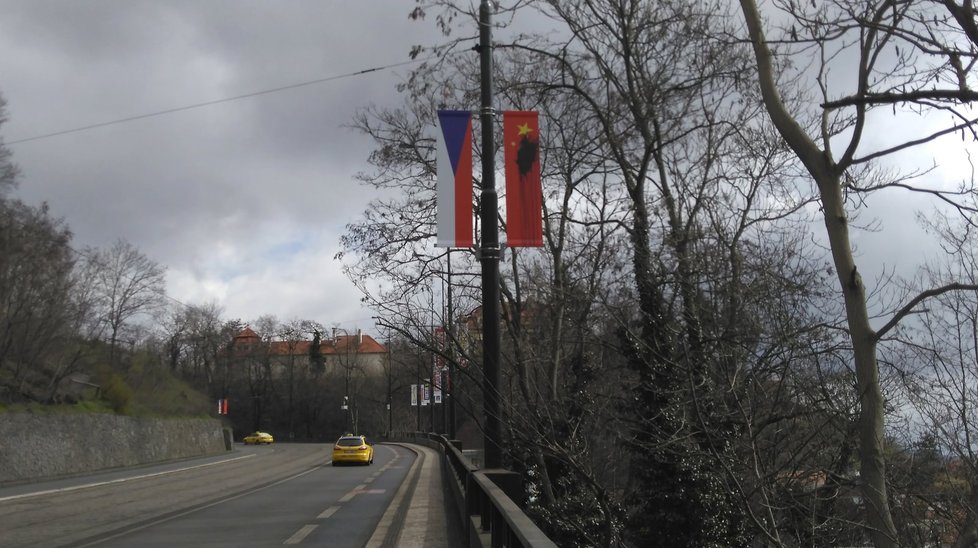 Poškozené vlajky jdou i v Chotkově ulici, nebo u Mariánských hradeb