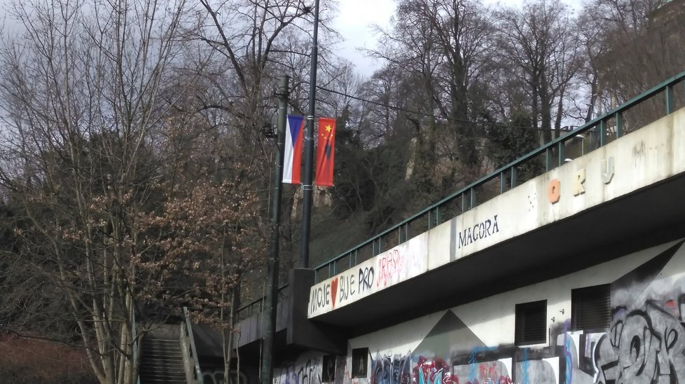 Poškozené vlajky jdou i v Chotkově ulici, nebo u Mariánských hradeb