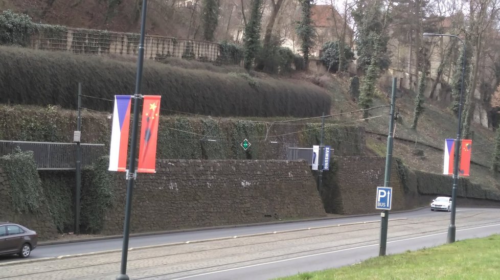 Poškozené vlajky jdou i v Chotkově ulici, nebo u Mariánských hradeb