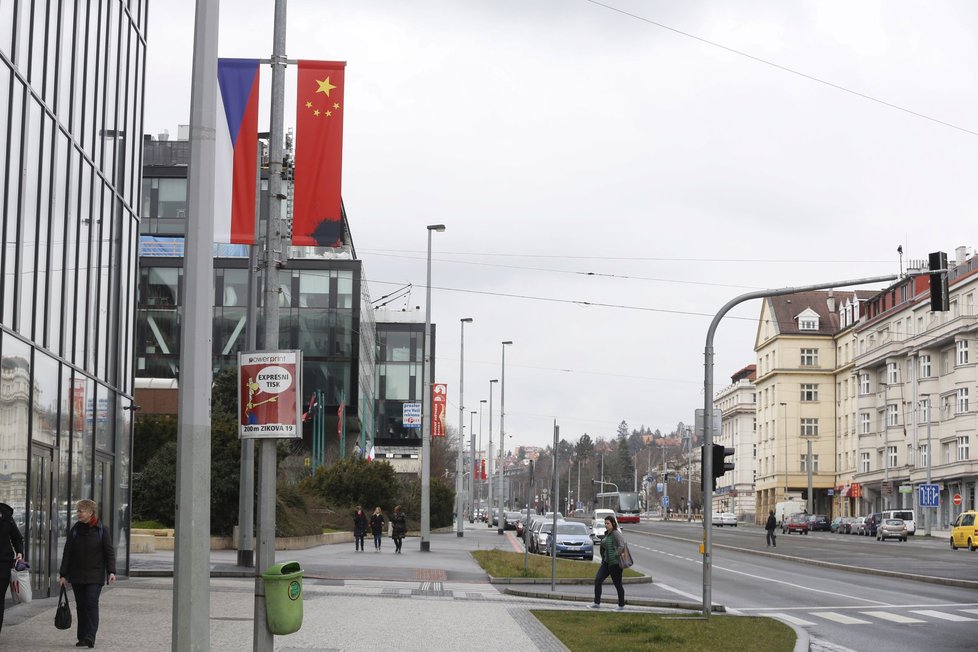 Vandalů bylo možná víc. Vlajky jsou od barvy po celé Praze