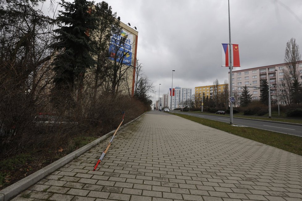 Vandalů bylo možná víc. Vlajky jsou od barvy po celé Praze