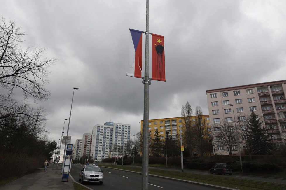 Vandalů bylo možná víc. Vlajky jsou od barvy po celé Praze.