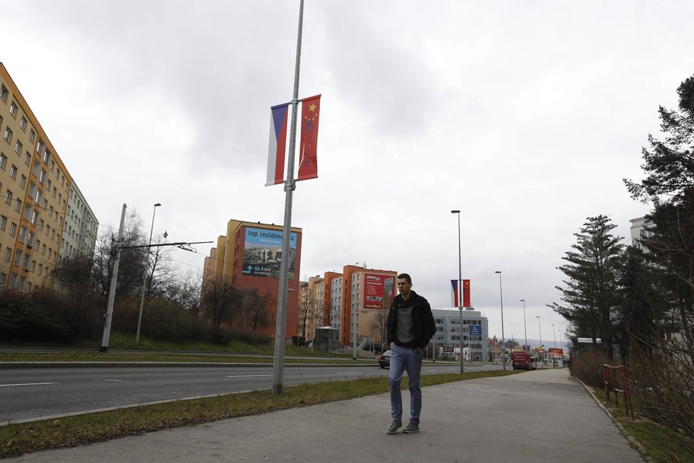 Vandalů bylo možná víc. Vlajky jsou od barvy po celé Praze