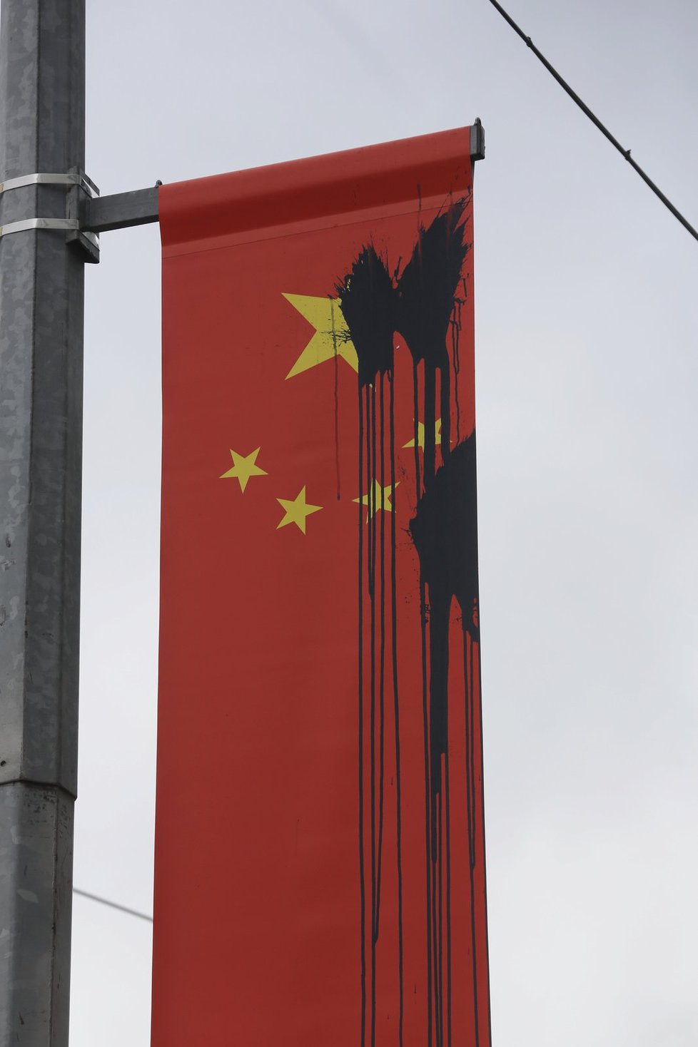 Poničené čínské vlajky v ulicích Prahy