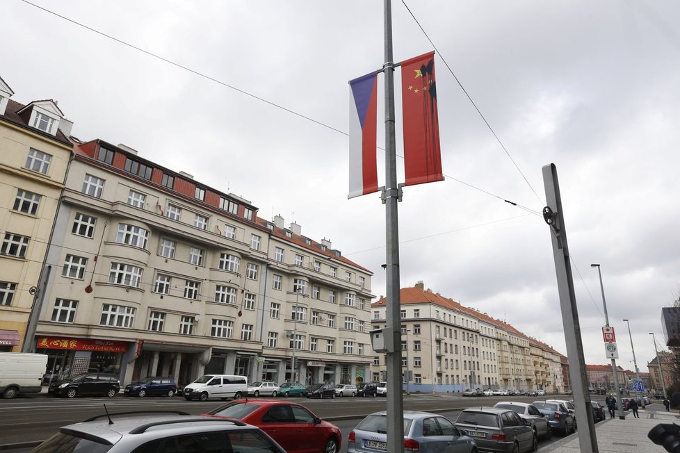 Vandalů bylo možná víc. Vlajky jsou od barvy po celé Praze