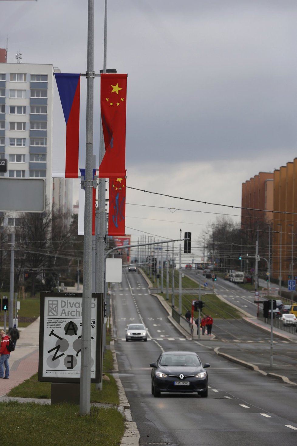 Vandalů bylo možná víc. Vlajky jsou od barvy po celé Praze