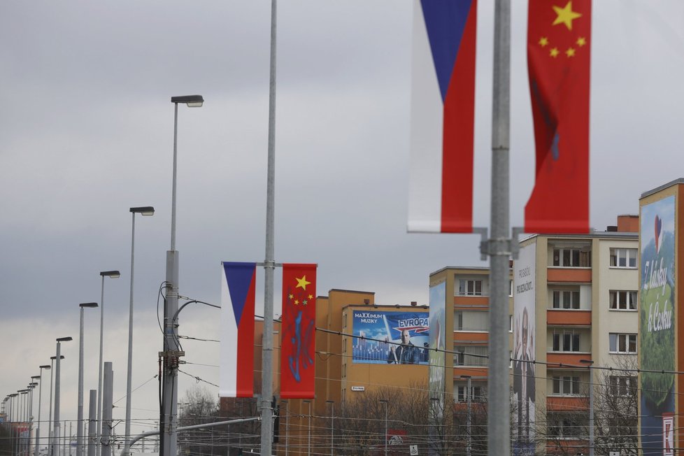 Poničené čínské vlajky v ulicích Prahy