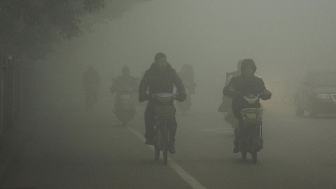 Čínské hlavní město Peking kvůli silnému smogu vyhlásilo částečný zákaz provozu úředních vozidel. Množství škodlivin v ovzduší v metropoli v minulých dnech několikanásobně překročilo limity.  (Foto ČTK)