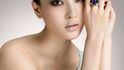 Du Juan (31). Pochází z největšího čínského města, Šnghaje. Byla to první čínská supermodelka, která se prosadila na nejvyšší úrovni ve světě. Jako vůbec první Asiatka byla na titulní straně časopisu Vogue Paris.