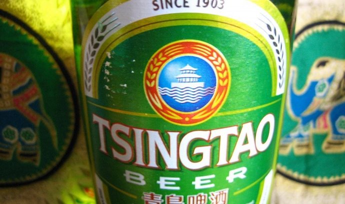 Čínské pivo Tsingtao (ilustrační foto)