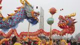 Začíná čínský rok psa. Asie bujaře slaví a hlásí: Čekají nás lepší časy