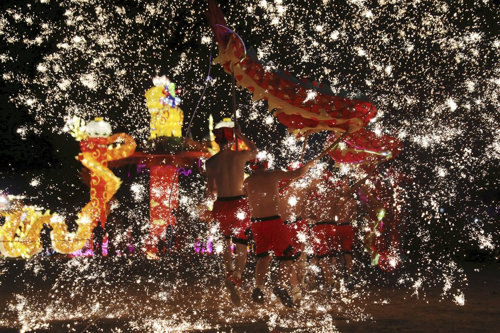 Číňané a další Asiaté oslavují nový lunární rok. Letošní se nese ve znamení zemského psa.
