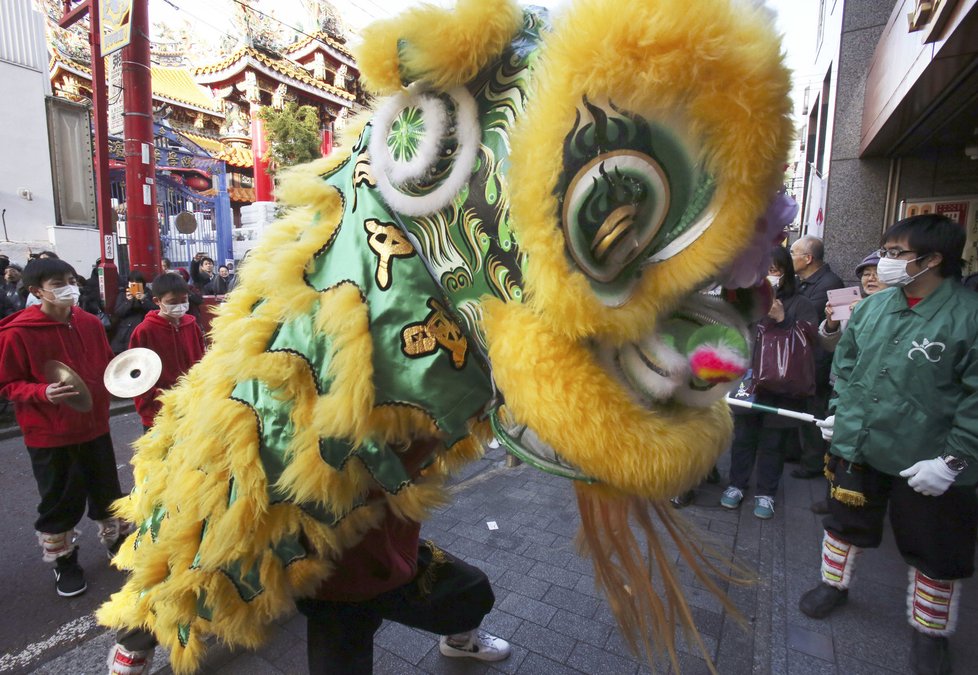 Číňané a další Asiaté oslavují nový lunární rok. Letošní se nese ve znamení zemského psa.