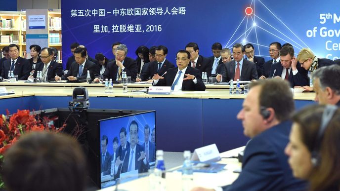 Čínský premiér Li Kche-čchiang na summitu v Rize