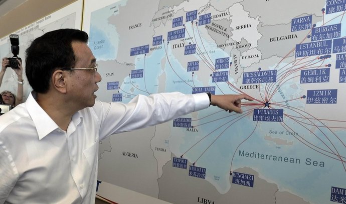 Čínský premiér Li Kche-čchiang ukazuje na mapě řecký přístav Pireus