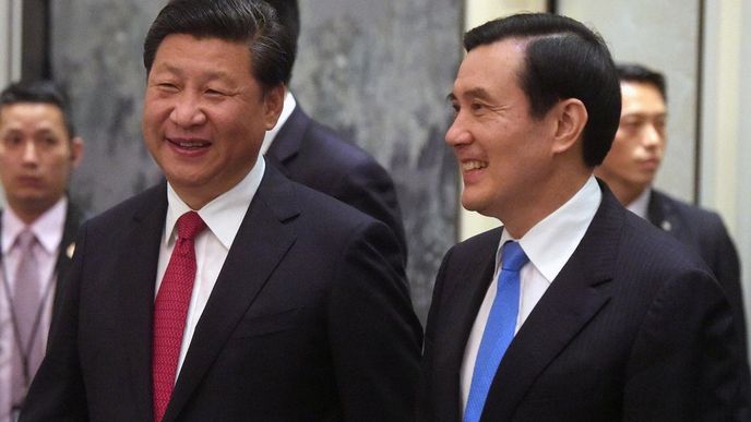 Čínský prezident Si Ťin-pching a jeho a tchajwanský protějšek Ma Jing-ťiou