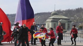 Podporovatelé čínského prezidenta se snažili vytrhnout muži tibetskou vlajku z ruky