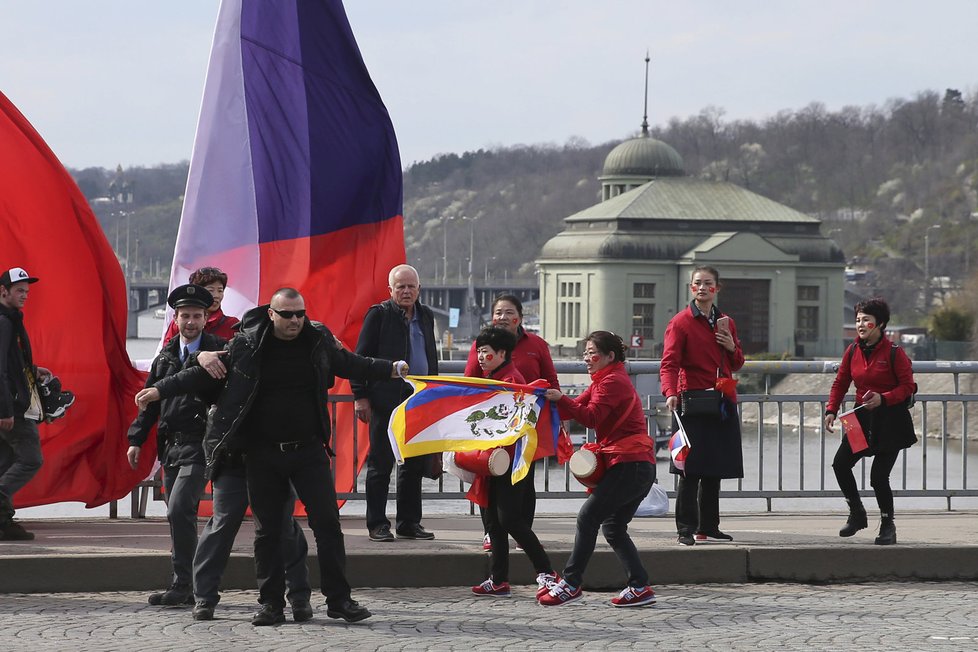 Podporovatelé čínského prezidenta se snažili vytrhnout muži tibetskou vlajku z ruky.