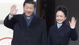 Čínský prezident Xi Jinping a jeho manželka Peng Liyuan vystupují z letadla na letišti Vnukovo u Moskvy
