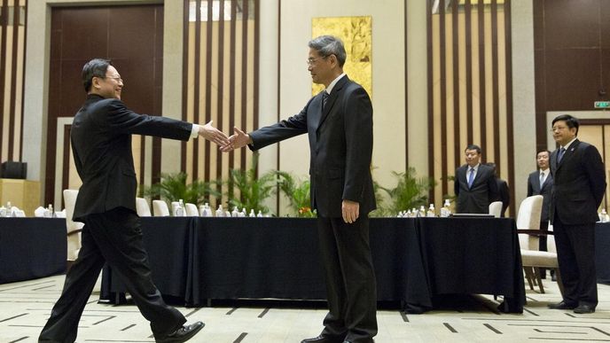Čínský vicepremiér Čang Č’-ťün (vpravo) vítá tchajwanského ministra pro čínskou otázku Wanga Jü-čch’.