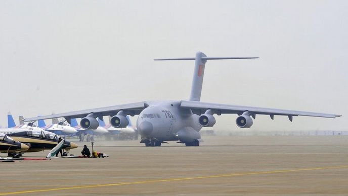 Čínský vojenský transportní letoun Xian Y-20