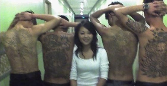 Unikátní fotografie čínských gangsterů: Prachy, holky, bouchačky