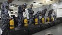 Čínští námořníci při hledání po letu MH370 (archivní foto)