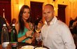 Jitka Válková s přítelem Mirkem Ciprou prokládali ochutnávání jídla mattonkou a sýrem.
