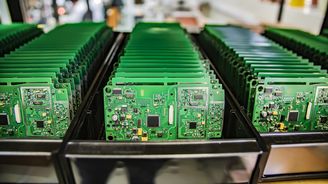Ranní check: Ministři Evropské unie se shodli na masivních investicích do výroby čipů