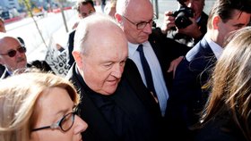 Místo ve vězení si bývalý australský arcibiskup odpykával Philip Wilson trest za krytí zneužívání dětí v domácím vězení.