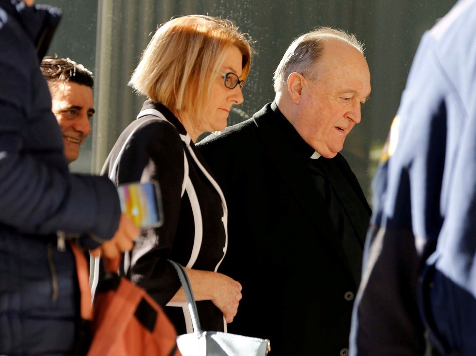 Místo ve vězení si bývalý australský arcibiskup odpyká trest za krytí zneužívání dětí v domácím vězení.
