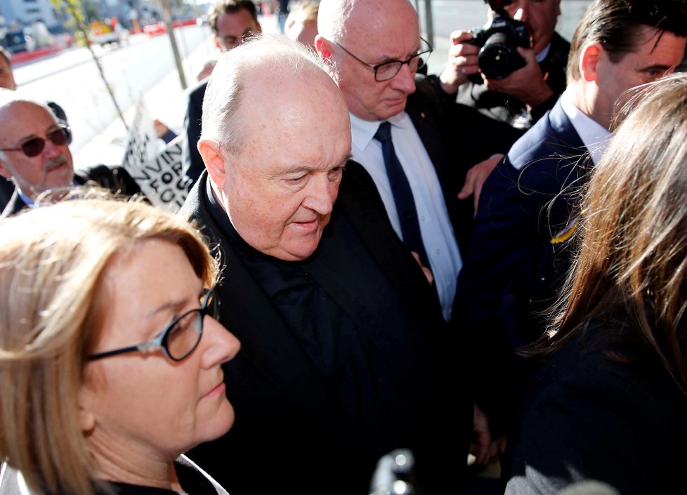 Bývalý arcibiskup Philip Wilson má zdravotní komplikace. Soud proto povolil, aby si roční trest za krytí zneužívání dětí, odpykal doma