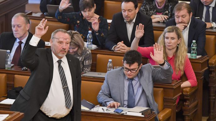 Návrh na zdanění náhrad za církevní restituce prošel 3. čtením ve Sněmovně: Vlevo hlasující komunista Pavel Kováčik