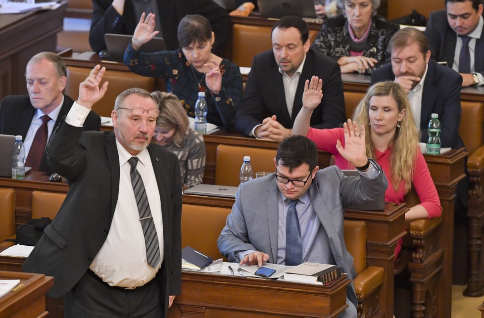 Návrh na zdanění náhrad za církevní restituce prošel 3. čtením ve Sněmovně: Vlevo hlasující komunista Pavel Kováčik (23.1.2019)