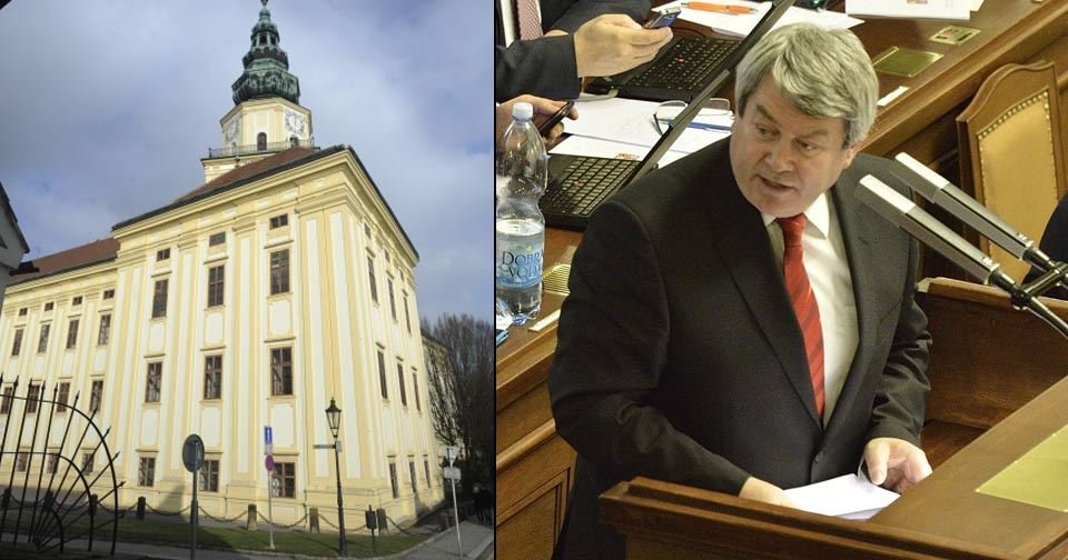 Filipově KSČM se nepodařilo prosadit referendum o zrušení církevních restitucí