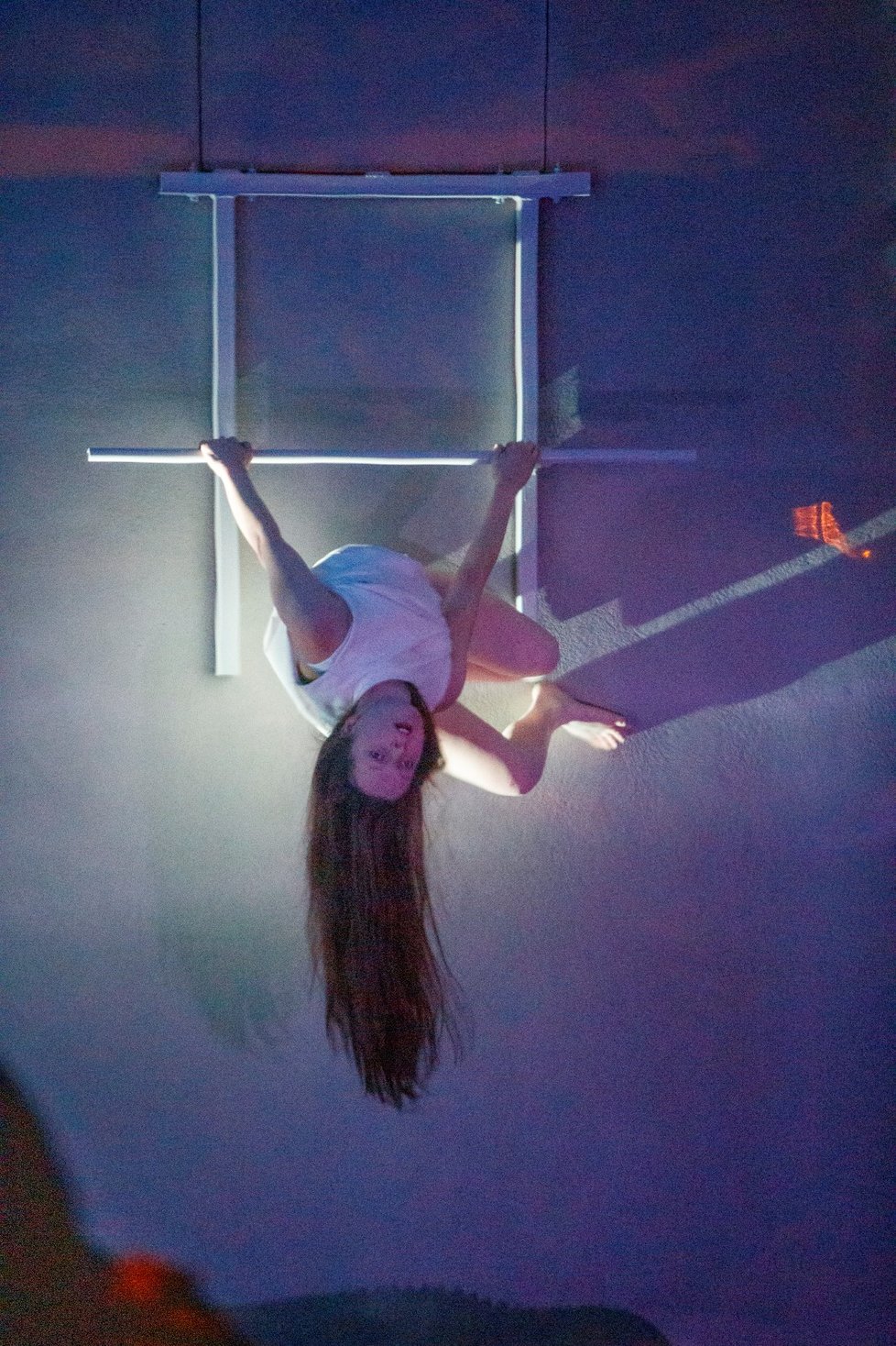 Představení nazvané nazvanou Fish Eye Eye akrobatky Elišky Brtnické.  Na náplavce probíhá po celý týden v kobce číslo 10 festival nového cirkusu Cirkpolis.