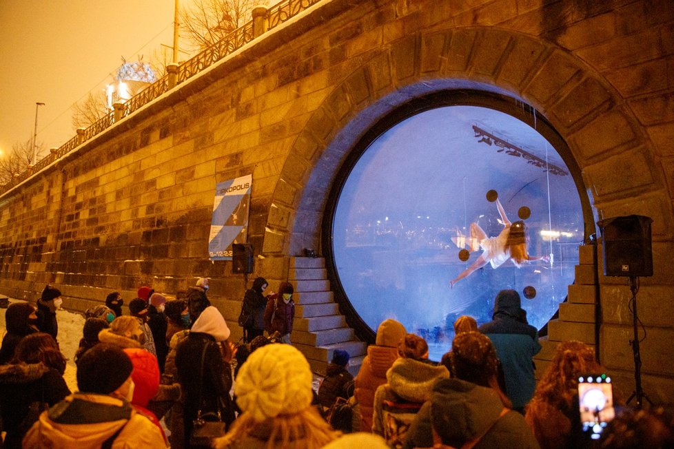 Představení nazvané nazvanou Fish Eye Eye akrobatky Elišky Brtnické.  Na náplavce probíhá po celý týden v kobce číslo 10 festival nového cirkusu Cirkpolis.