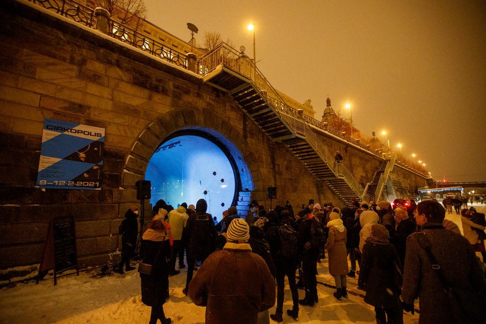 Představení nazvané nazvanou Fish Eye Eye akrobatky Elišky Brtnické.  Na náplavce probíhá po celý týden v kobce číslo 10 festival nového cirkusu Cirkpolis.