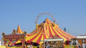 Národní cirkus original Berousek je v barvách žluté a červené a stojí u Šantovky.