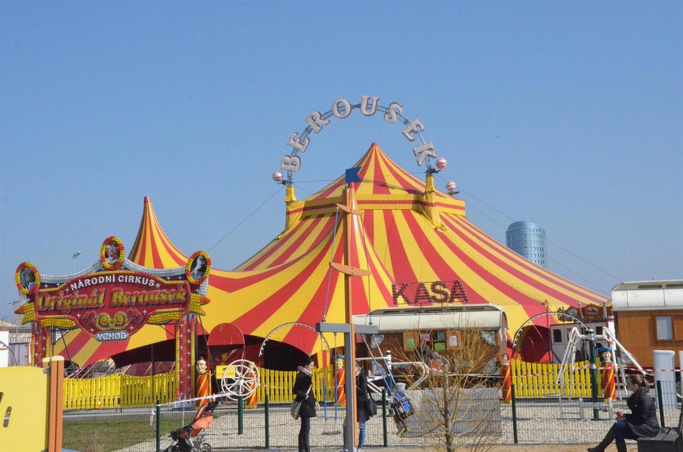 Národní Cirkus Originál Berousek je v barvách žluté a červené.
