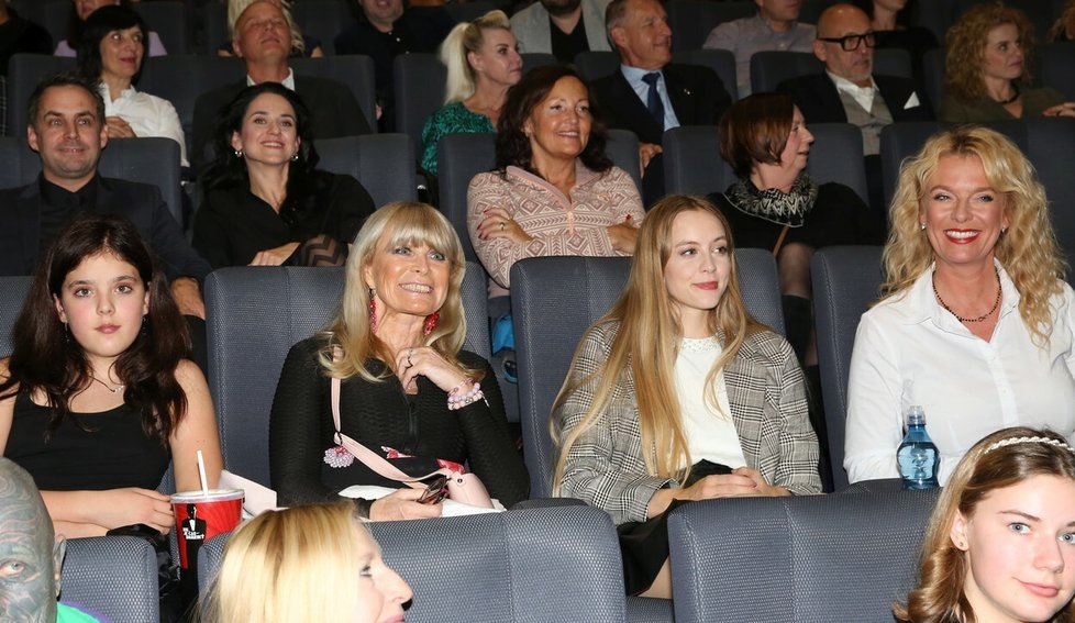 Lucie Benešová si užívala film se svými dcerami a maminkou.