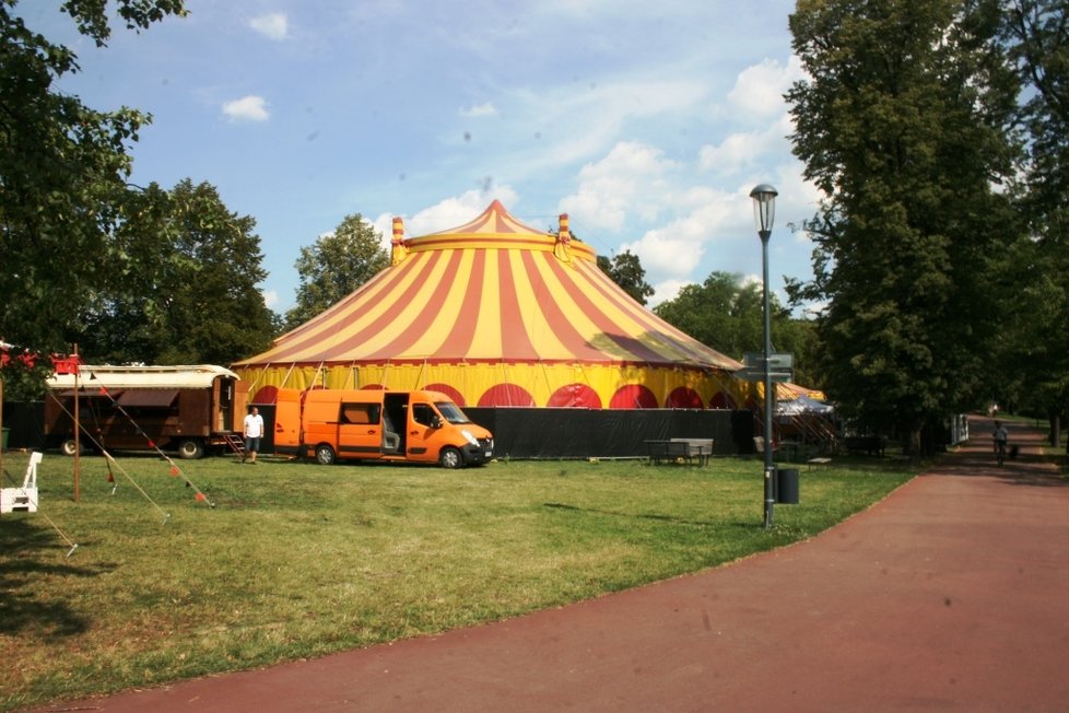 Na Letné se bude hrát představení Osel a Mrkev francouzského souboru Cirque Galapiat.