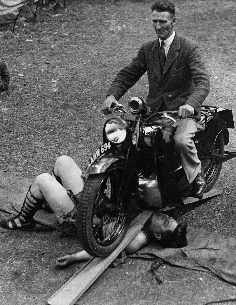 Samson Brown přes sebe nechává přejet motorku (1924)
