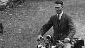 Samson Brown přes sebe nechává přejet motorku (1924)